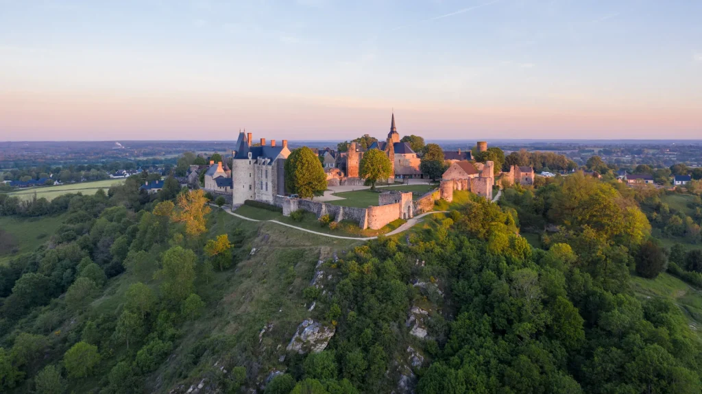 Vue sur la cité médiévale depuis le Tertre Ganne