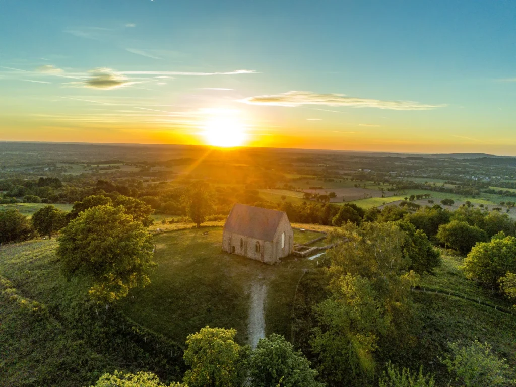 Coucher de soleil en Mayenne - Colline du Montaigu à Hambers