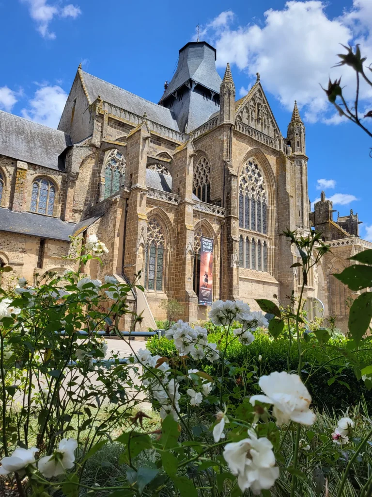 Devant l'imposante Basilique Notre-Dame-de-l’Epine à Évron en Mayenne