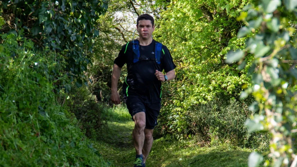 Trail dans les chemins creux