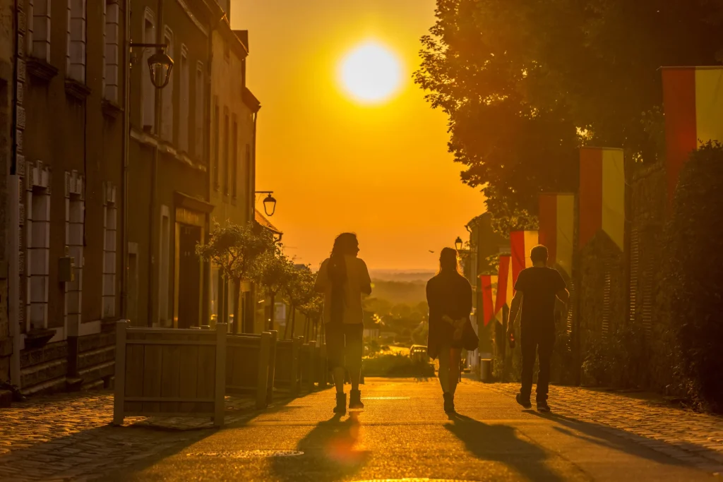 La rue Henri IV de Sainte-Suzanne au coucher du soleil