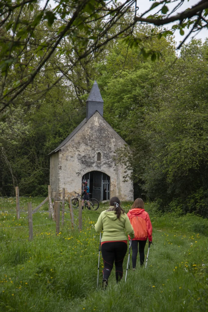 Deux randonneuses marchent vers la Chapelle-Saint-Sylvain à Saint-Pierre-sur-Erve