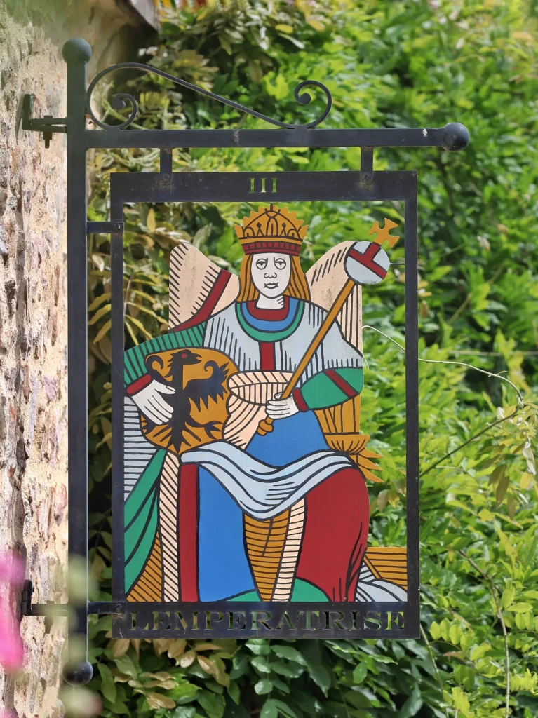 L’Impératrice - enseigne tarot à Sainte-Suzanne en Mayenne