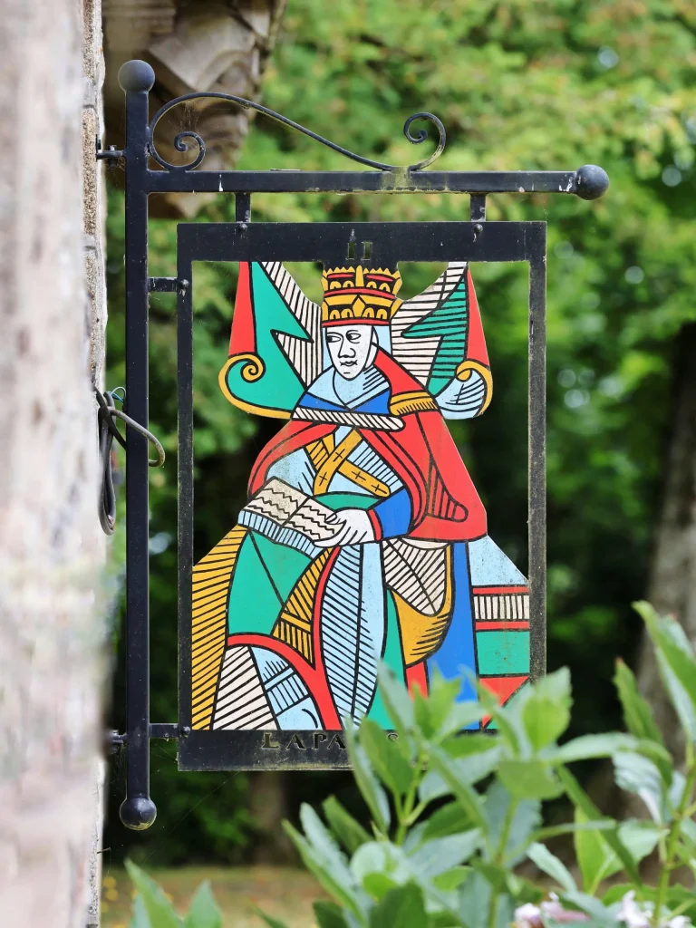 la Papesse - enseigne tarot à Sainte-Suzanne en Mayenne