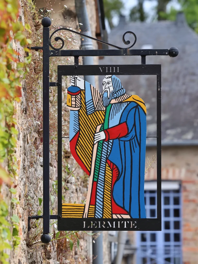 L'Hermite : enseigne de tarot à Sainte-Suzanne en Mayenne