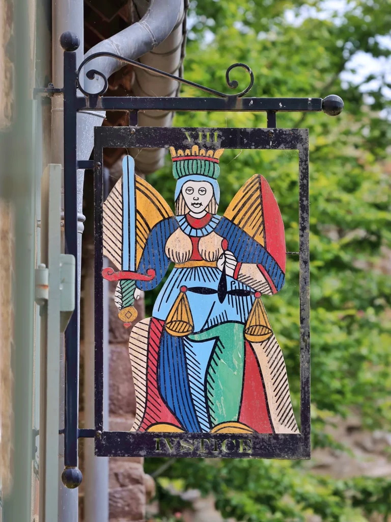 Enseigne de tarot à Sainte-Suzanne en Mayenne (La Justice)