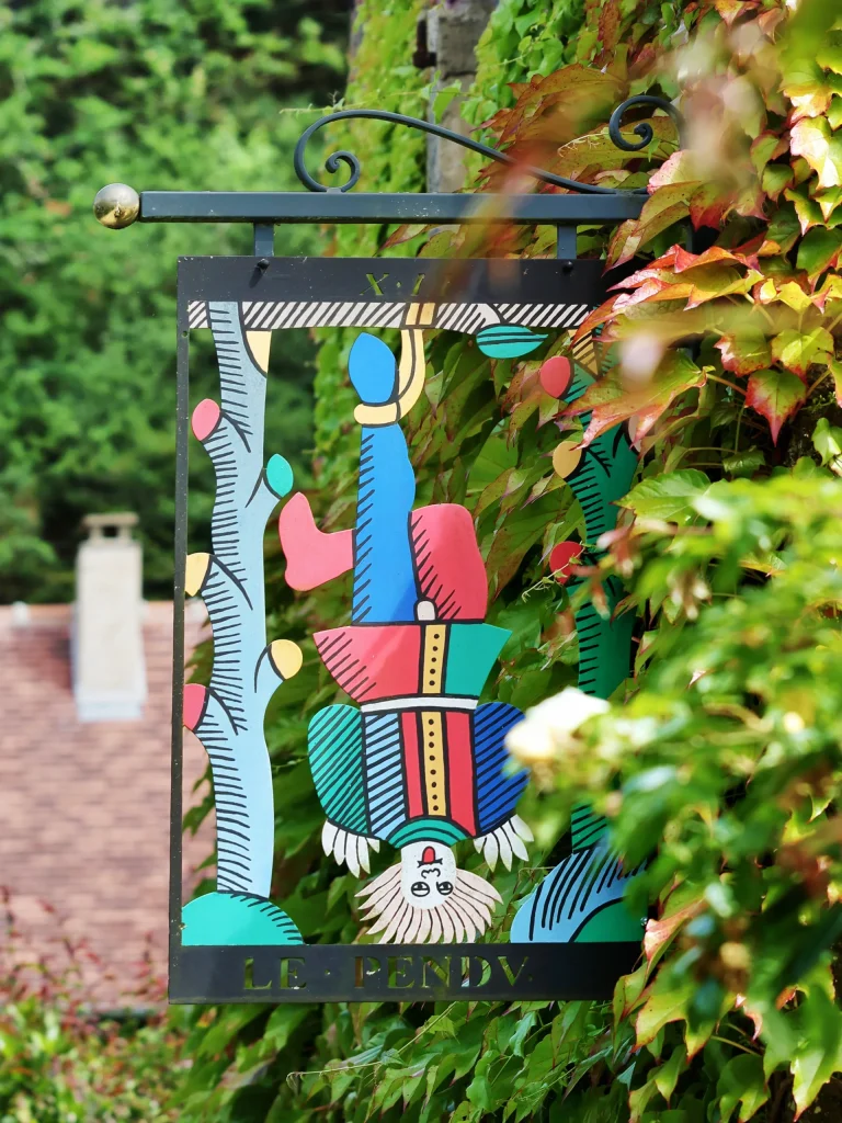 Le Pendu : enseigne de tarot à Sainte-Suzanne en Mayenne