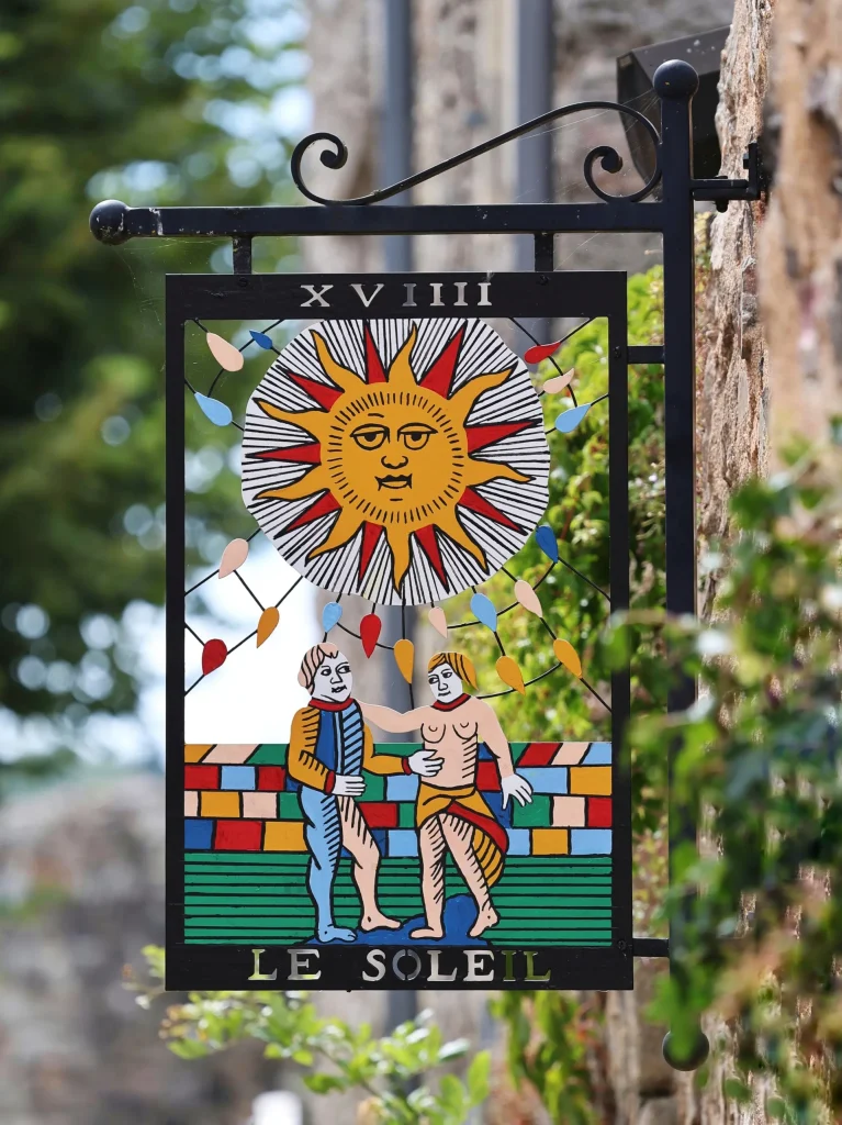 Le Soleil : enseigne de tarot à Sainte-Suzanne en Mayenne