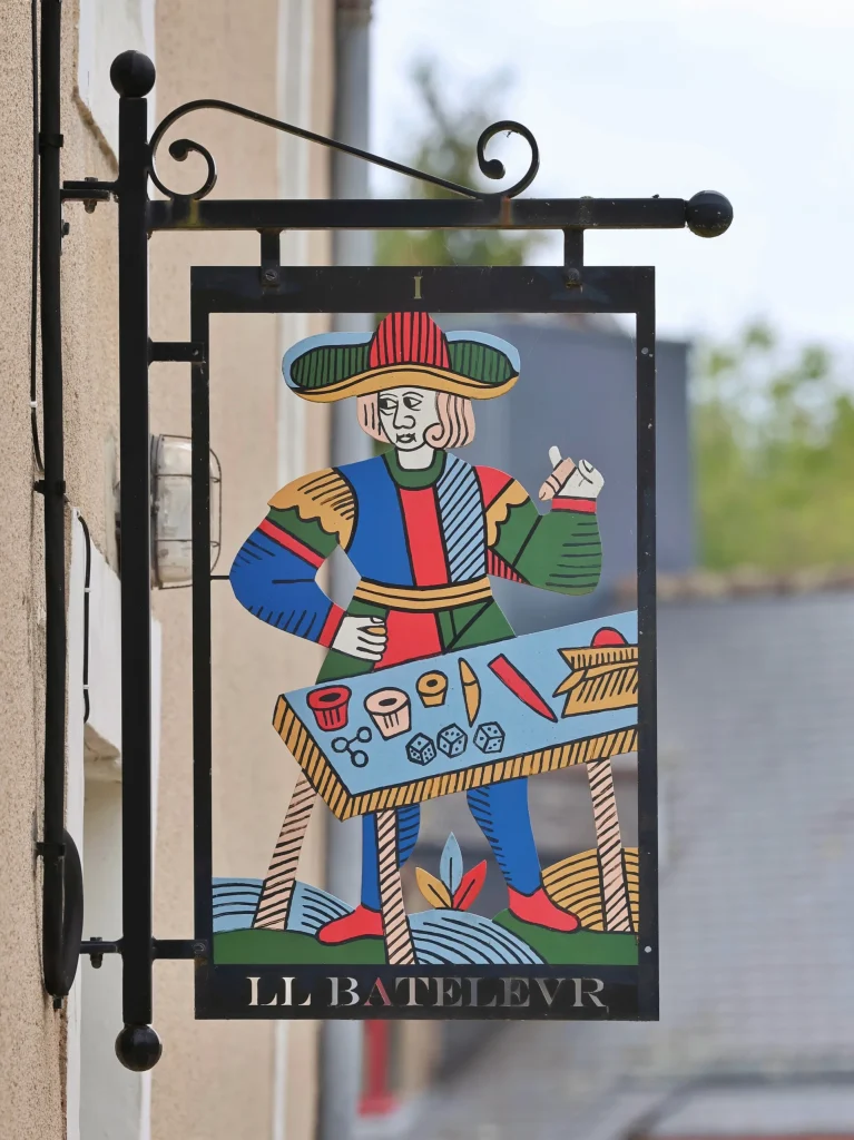 Le Bateleur - enseigne tarot à Sainte-Suzanne en Mayenne