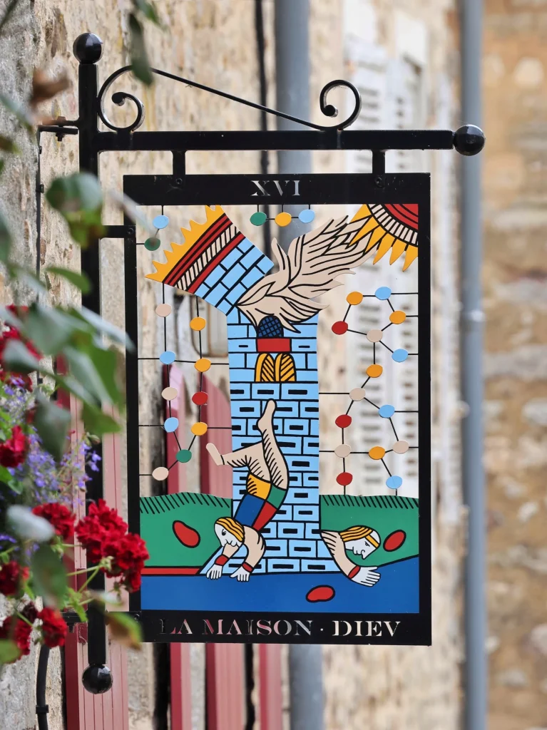 La Maison Dieu : enseigne de tarot à Sainte-Suzanne en Mayenne