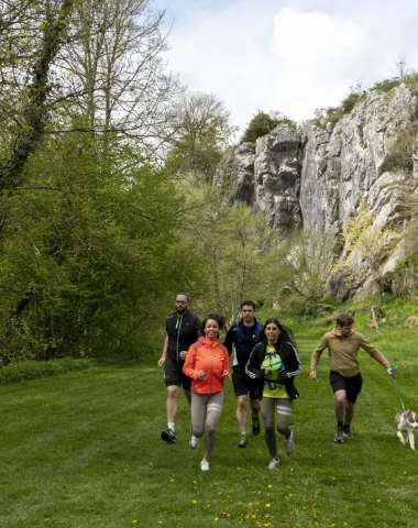 Groupe de traileurs entre amis à Saulges, dans la vallée de l'Erve, en Mayenne