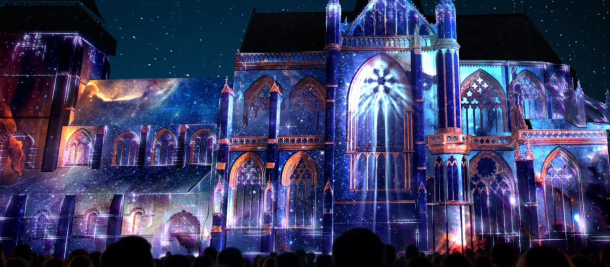 Abbatia Storia : 2025_Projection_Basilique_Evron ©ID Scènes