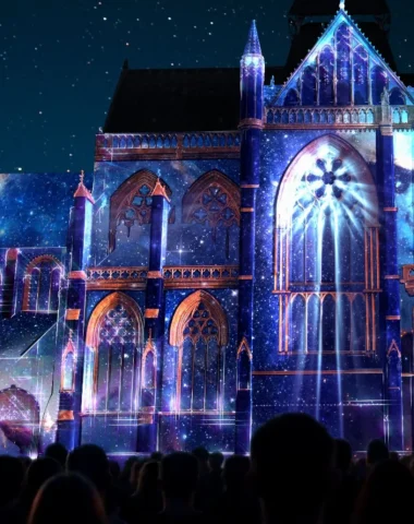 Abbatia Storia : 2025_Projection_Basilique_Evron ©ID Scènes