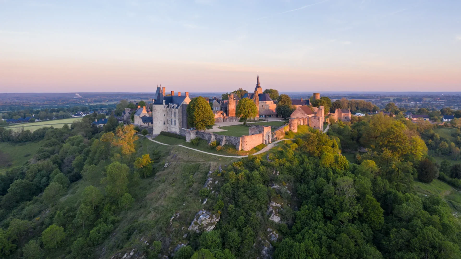 Vue sur la cité médiévale depuis le Tertre Ganne
