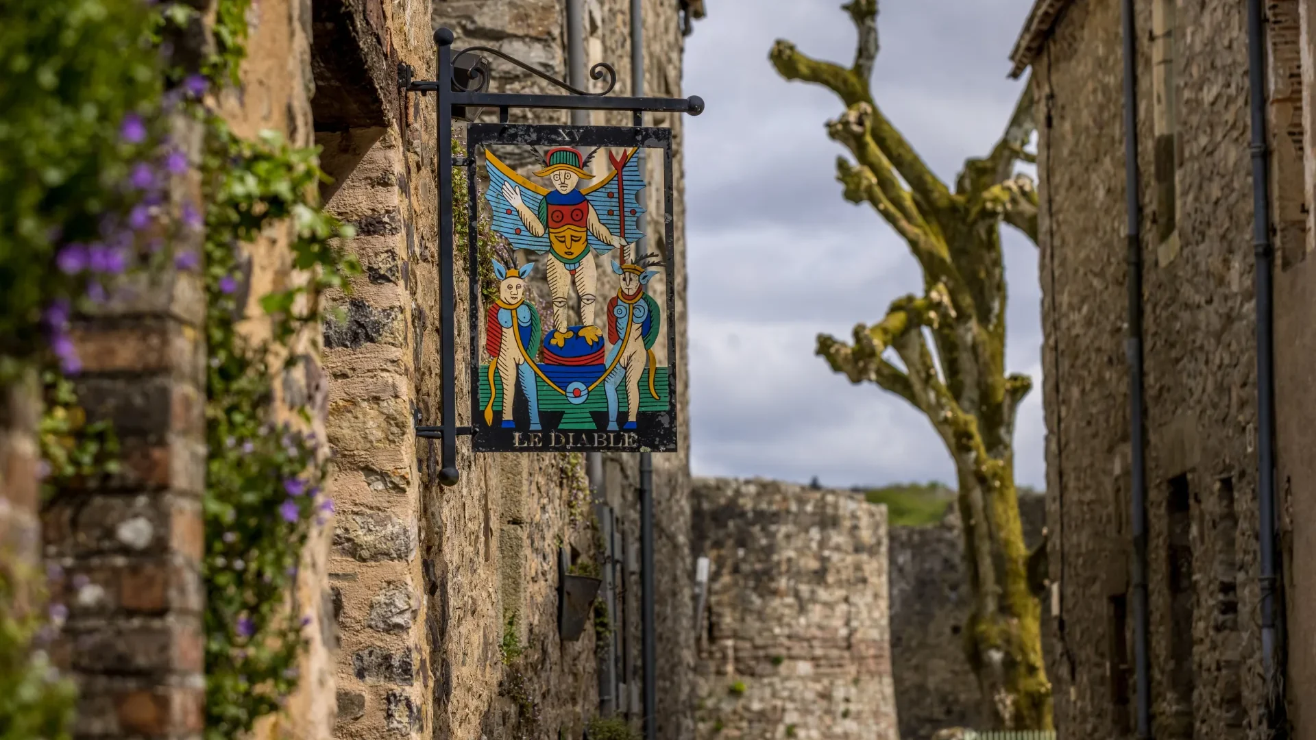 Le Diable : Enseignes de tarot Sainte-Suzanne