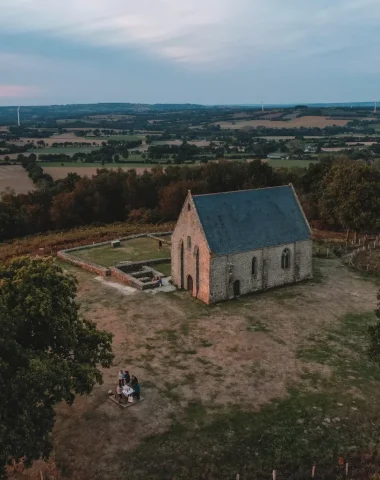 Vue drone : Pique-nique au coucher de soleil sur la coline du Montaigu à Hambers en Mayenne - Vue sur les colines des Coëvrons et sur la chapelle Saint-Michel