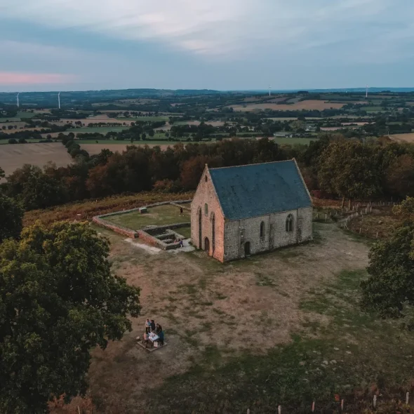 Vue drone : Pique-nique au coucher de soleil sur la coline du Montaigu à Hambers en Mayenne - Vue sur les colines des Coëvrons et sur la chapelle Saint-Michel