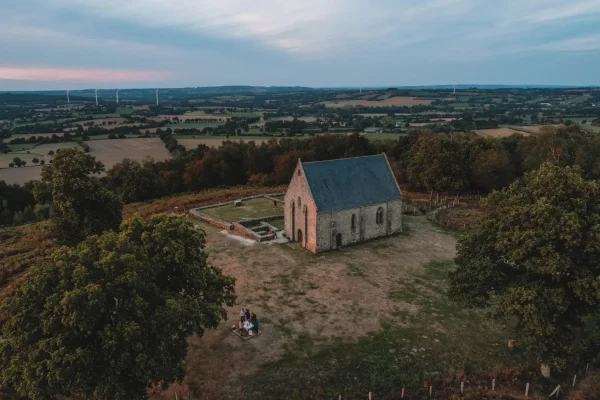 Vue drone : Pique-nique au coucher de soleil sur la coline du Montaigu à Hambers en Mayenne - Vue sur les colines des Coëvrons et sur la chapelle Saint-Michel
