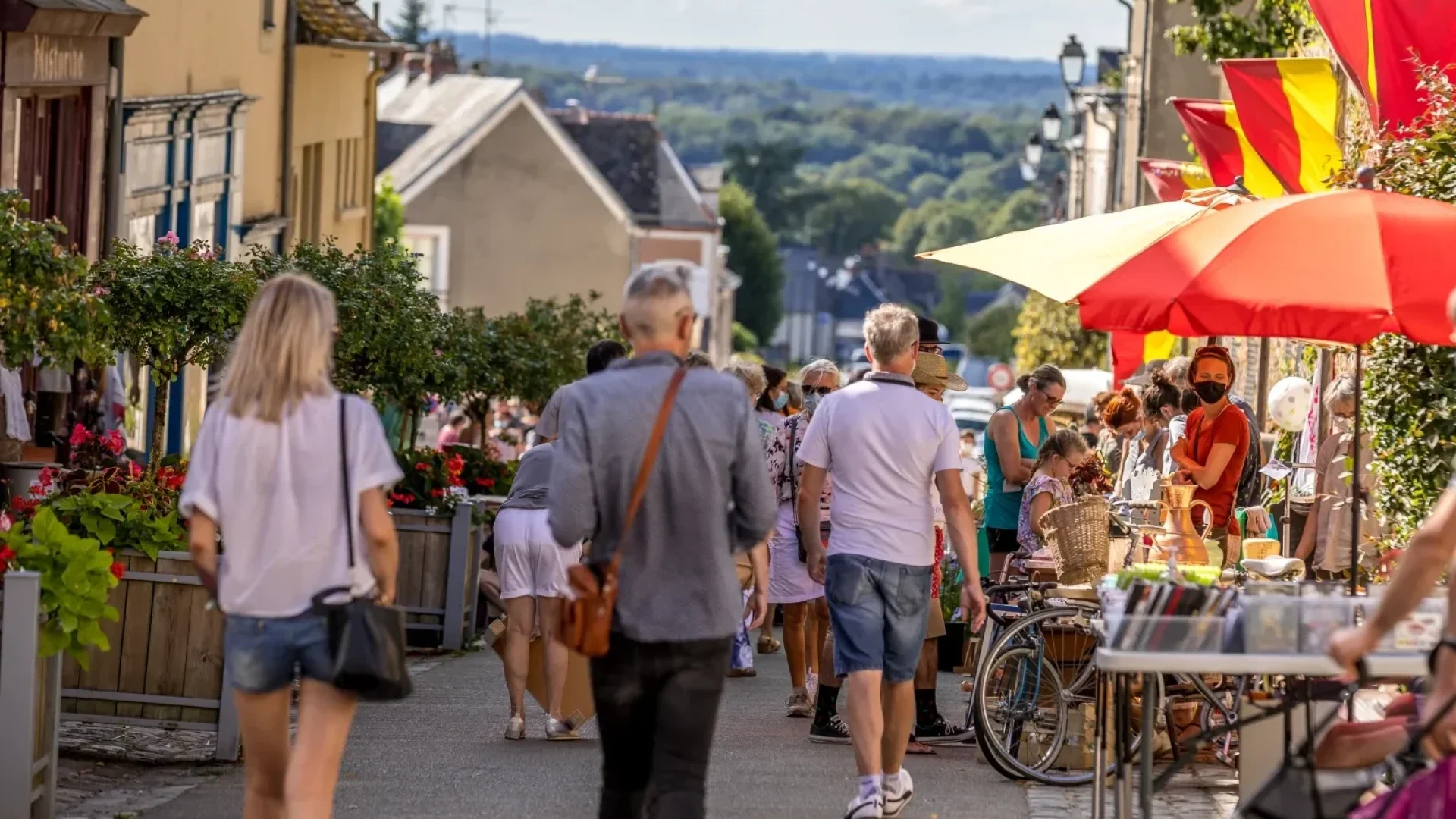 Braderie dans les ruelles de Sainte-Suzanne