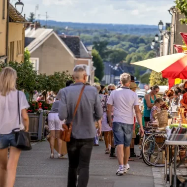 Braderie dans les ruelles de Sainte-Suzanne