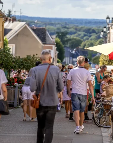 Braderie dans les ruelles de Sainte-Suzanne