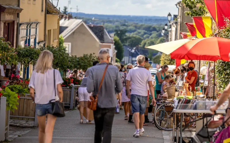 Braderie dans les ruelles de Sainte-Suzanne