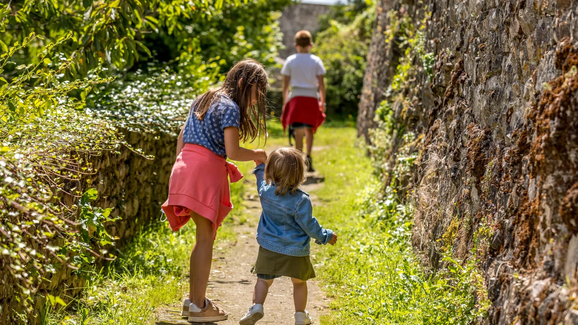 Enfants se tenant la main à Sainte-Suzanne