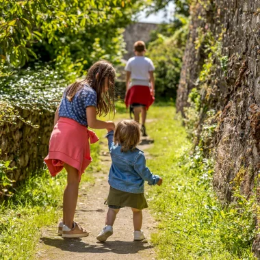 Enfants se tenant la main à Sainte-Suzanne