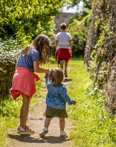 Enfants se tenant la main à Sainte-Suzanne