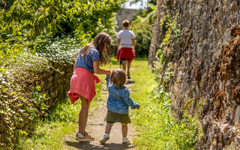Enfants se tenant la main à Sainte-Suzanne