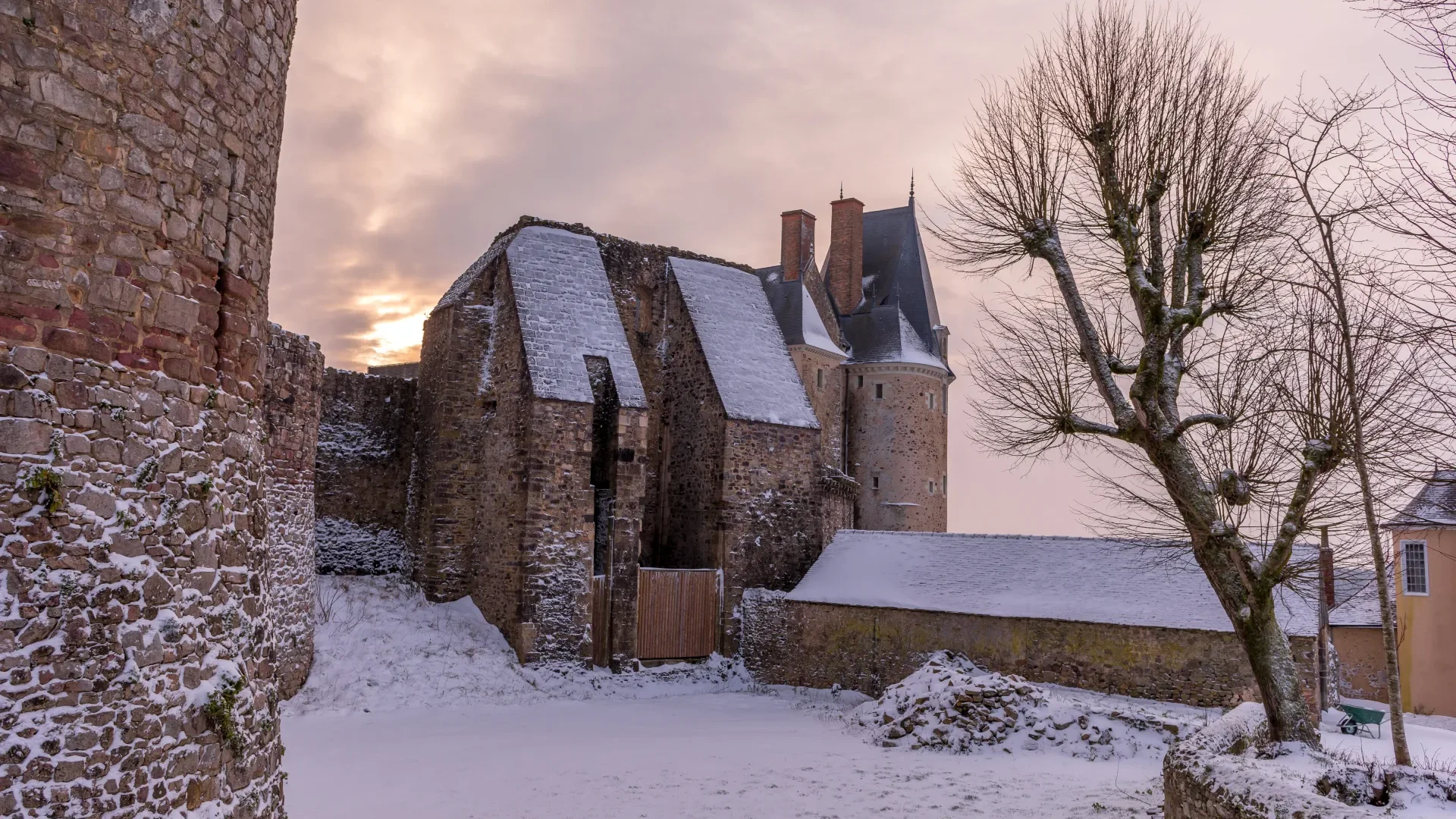 Château de Sainte-Suzanne sous la neige