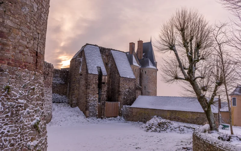 Château de Sainte-Suzanne sous la neige