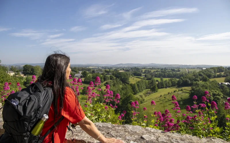 Une randonneuse regarde la vue sur les collines des Coëvrons