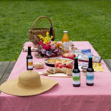 Table de pique-nique à la campagne en Mayenne