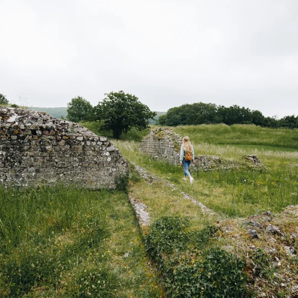Une femme se balade dans les ruines du Rubricaire à Hambers - forteresse Gallo-Romaine - en Mayenne