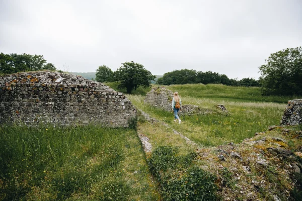 Une femme se balade dans les ruines du Rubricaire à Hambers - forteresse Gallo-Romaine - en Mayenne