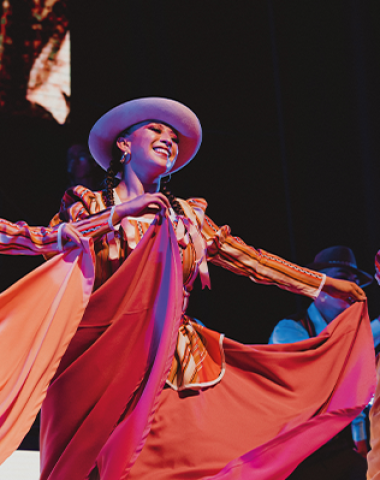 Femmes danses folkloriques